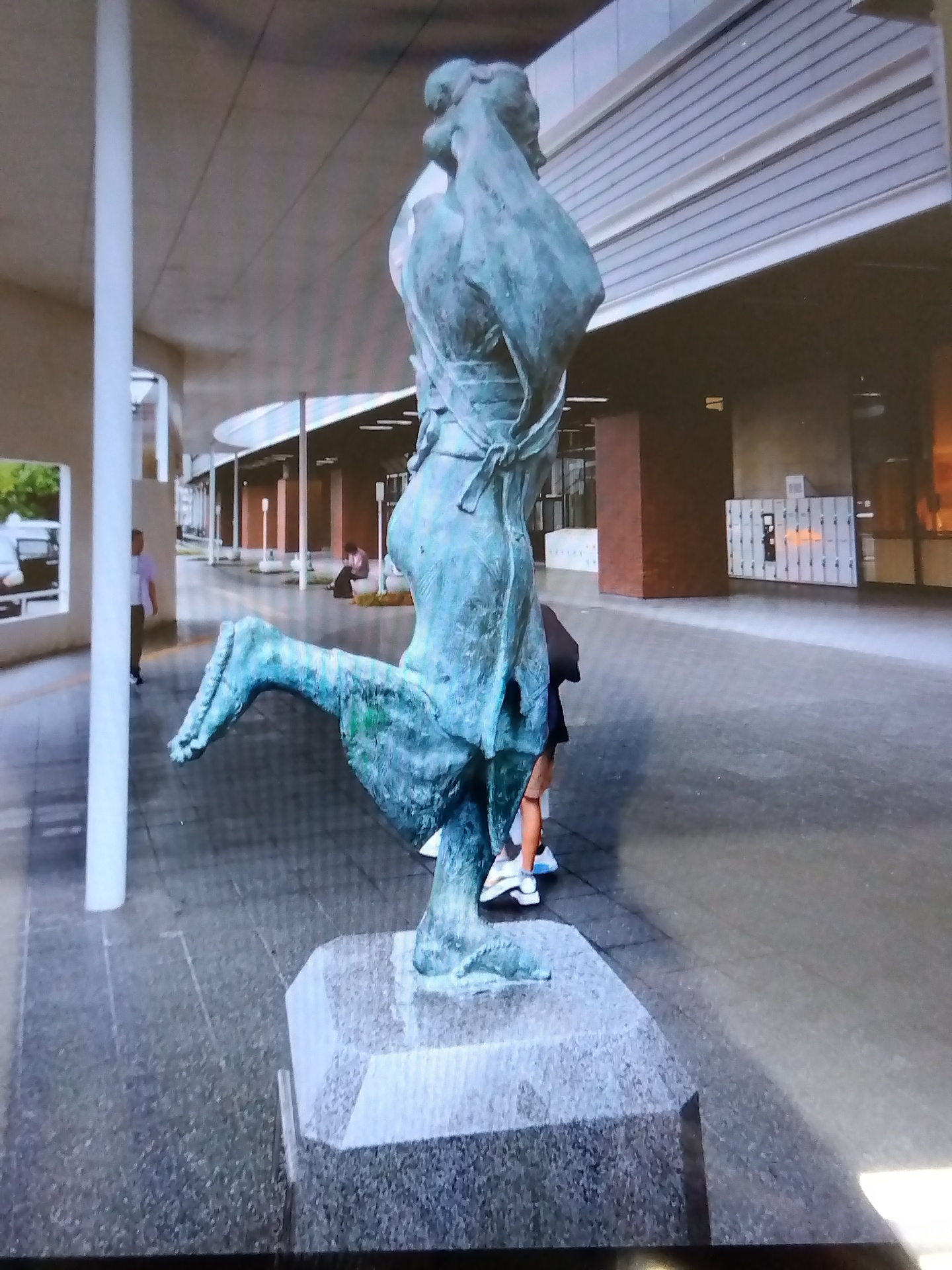 右から